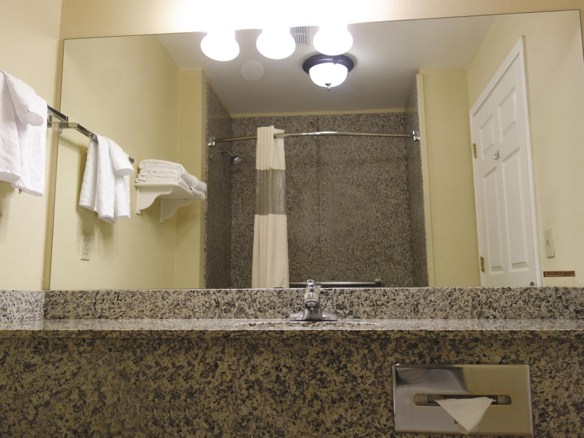 La Quinta By Wyndham Fredericksburg Hotel Bagian luar foto