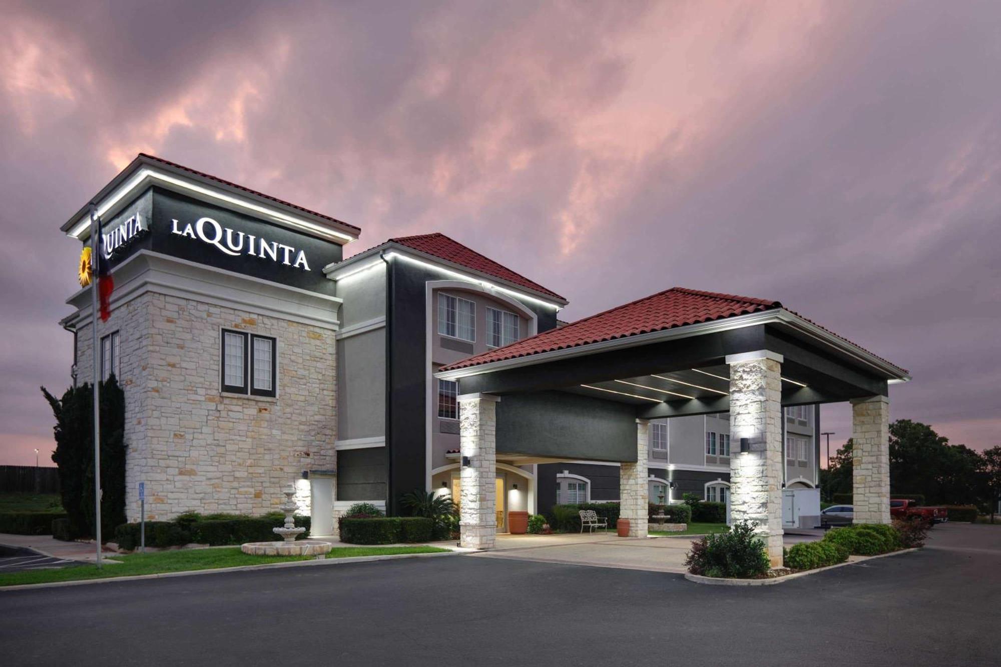 La Quinta By Wyndham Fredericksburg Hotel Bagian luar foto