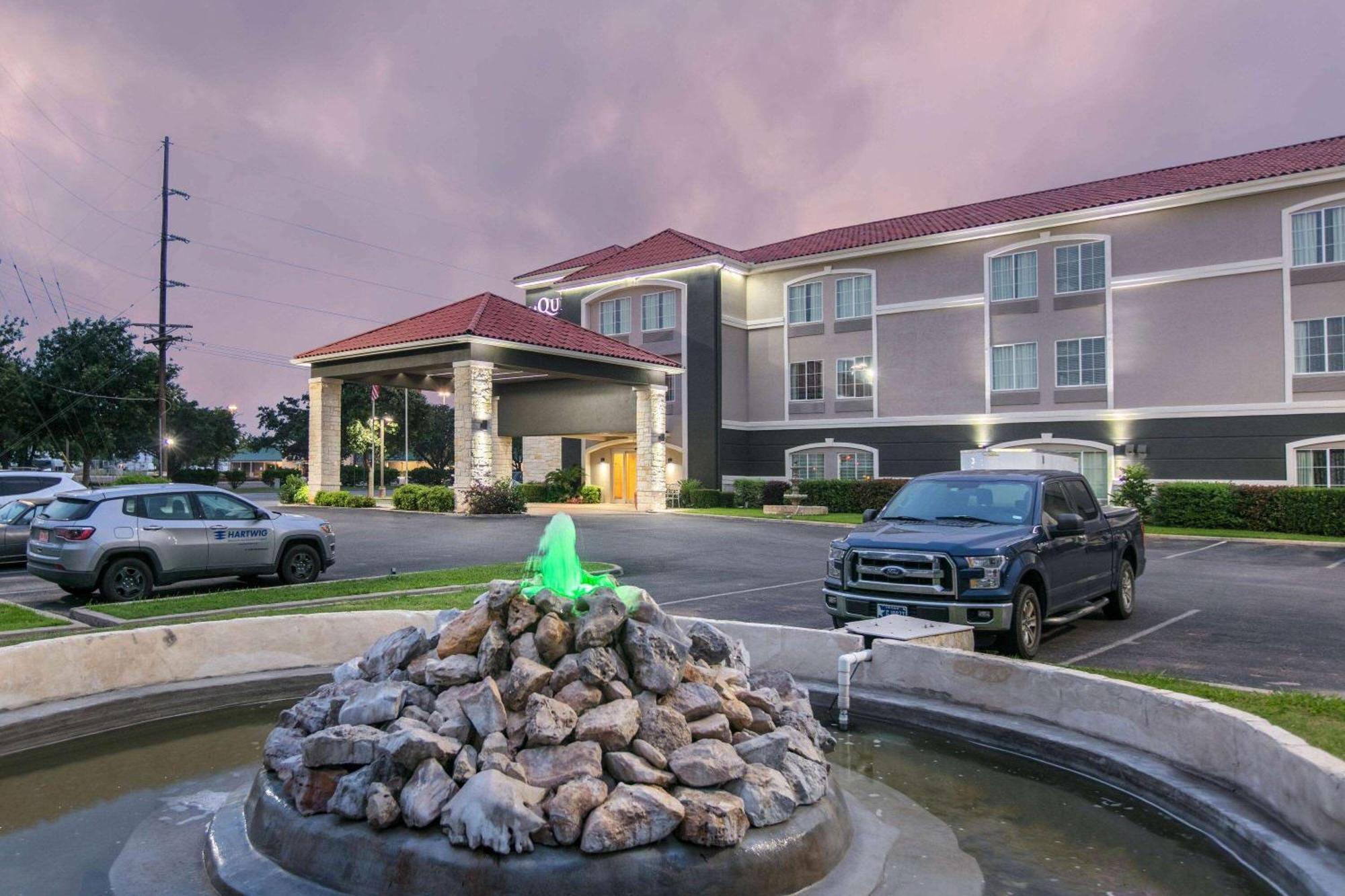 La Quinta By Wyndham Fredericksburg Hotel Bagian luar foto