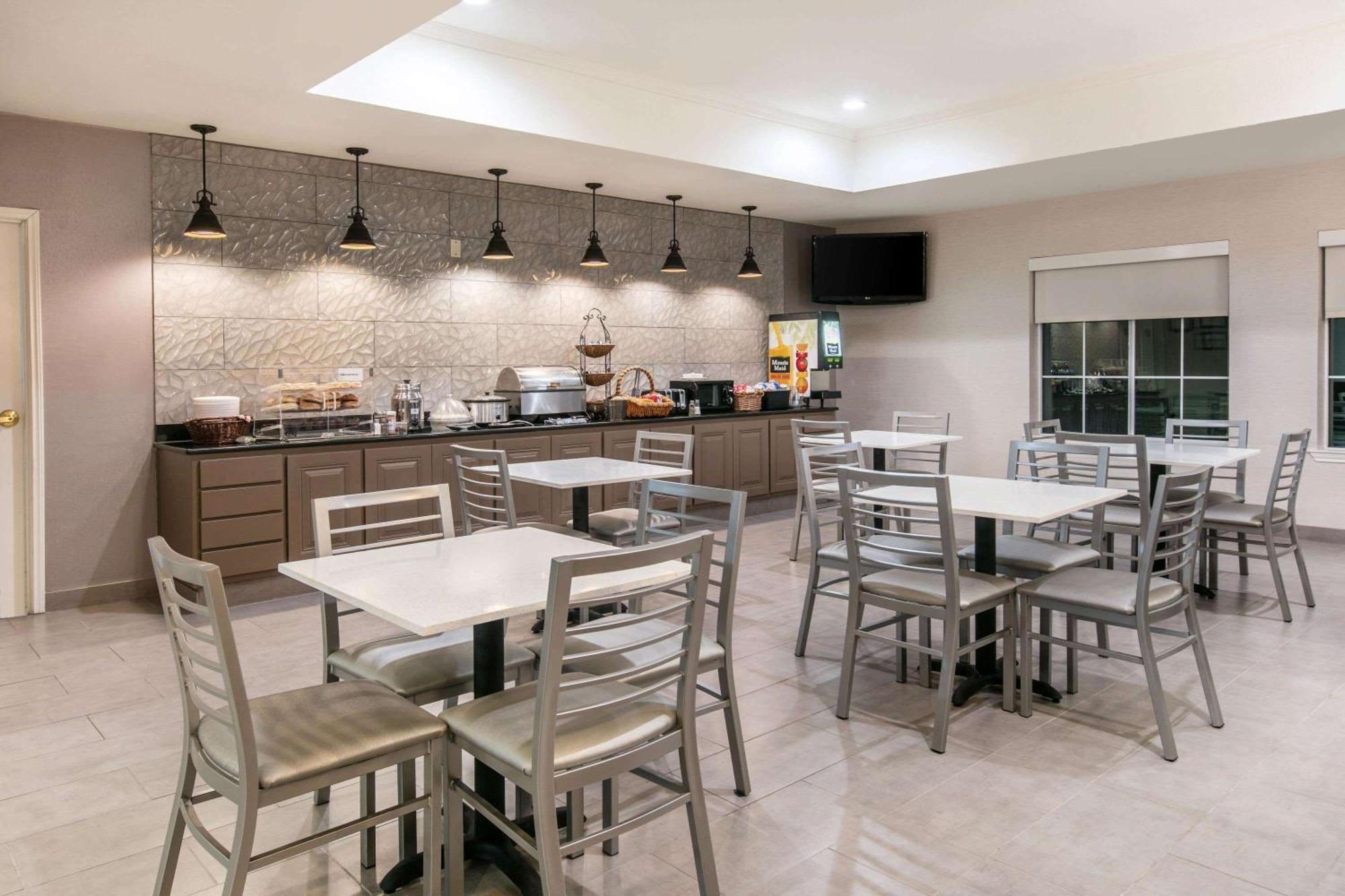 La Quinta By Wyndham Fredericksburg Hotel Bagian luar foto