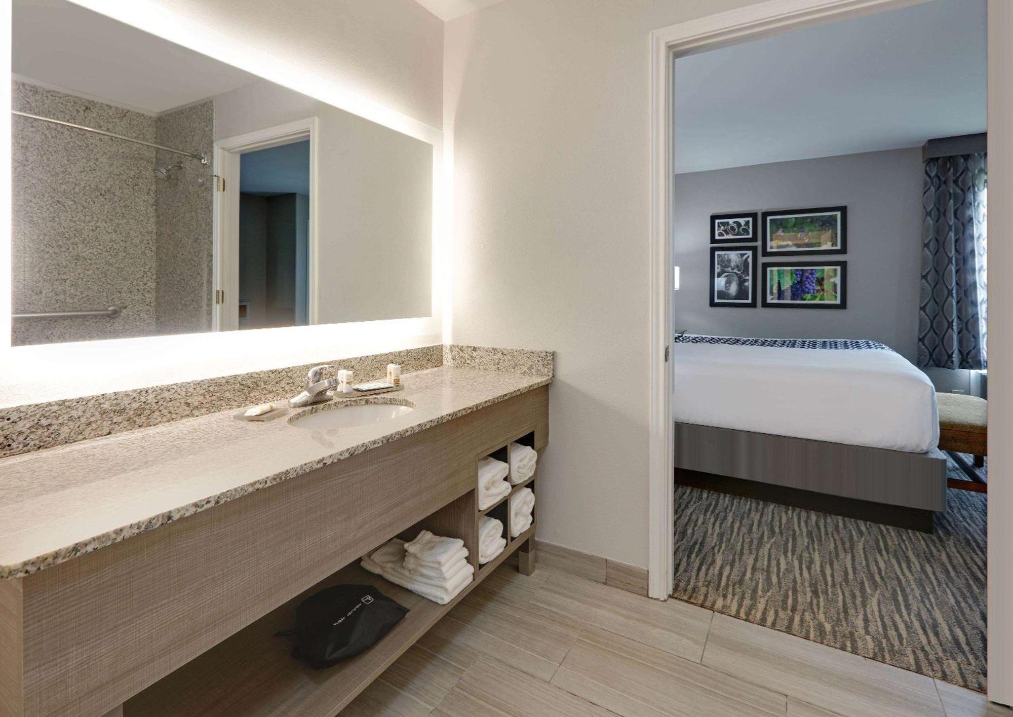 La Quinta By Wyndham Fredericksburg Hotel Bagian luar foto