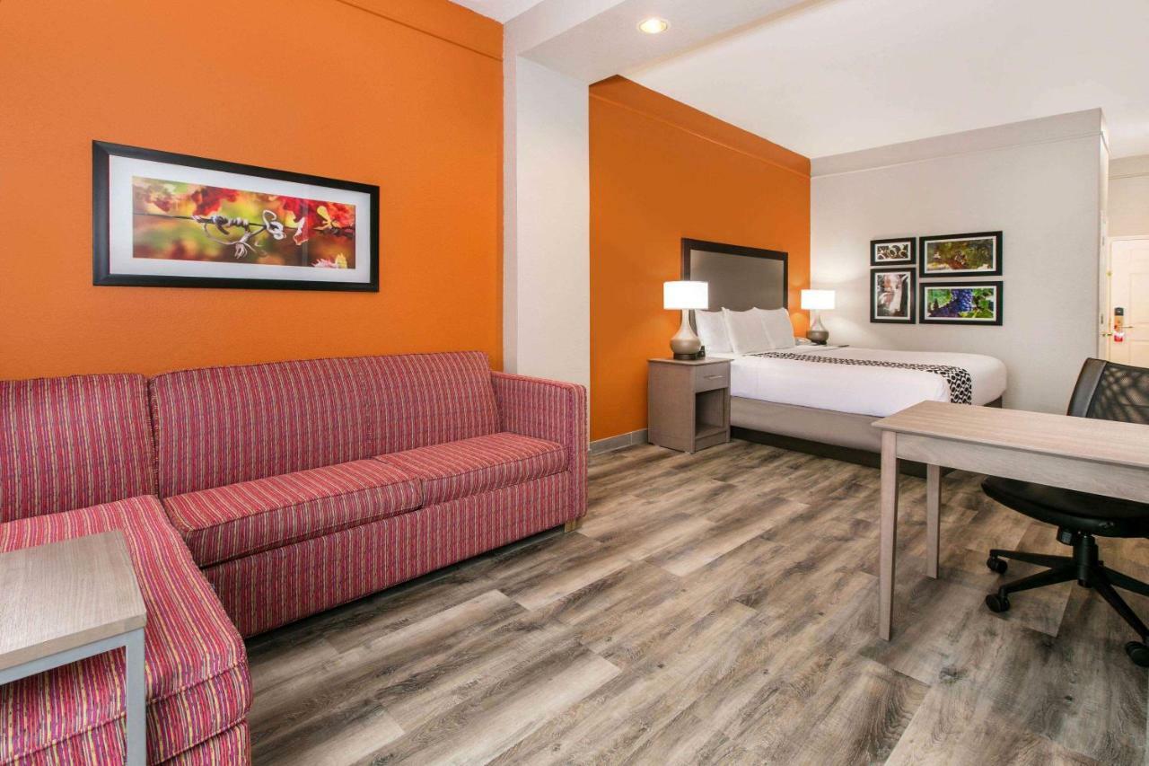 La Quinta By Wyndham Fredericksburg Hotel Bagian luar foto