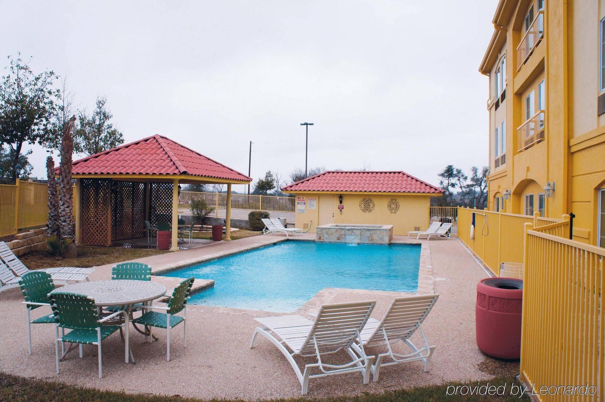 La Quinta By Wyndham Fredericksburg Hotel Bagian luar foto